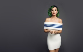 Зеленоволосая Кети Перри на сером фоне