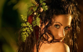 Зеленые листья в волосах у девушки