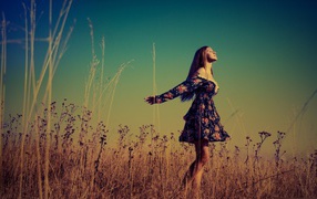 Счастливая девушка в поле