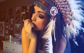 Девушка индианка грызет ногти