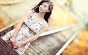 Японская девушка с сумкой в руках