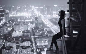 Японка смотрит на ночной Токио