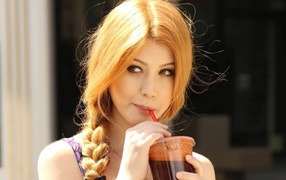 Кэтрин Макнамара пьет кофе через трубку