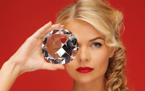 Большой бриллиант в руке у девушки