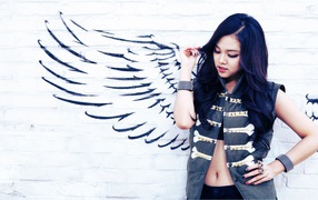 Длинноволосая брюнетка ангел