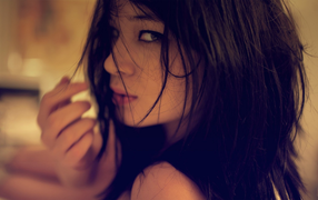 Искушающий взгляд брюнетки