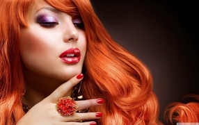 Роскошное кольцо у рыжей девушки