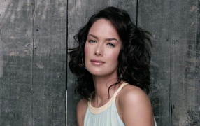 Модель Лана Хэдли на фоне деревянной стены