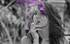 Модель Малена Морган с сигаретой