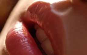 Розовые губы девушки