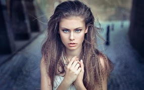 Портрет девушки с ожерельем на шее