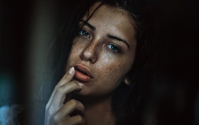 Портрет веснушчатой девушки