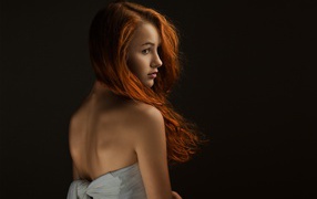 Портрет девушки с рыжими волосами
