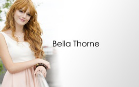 Рыжая девушка Белла Торн