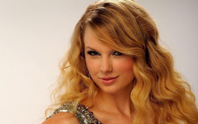 Рыжеволосая девушка Тейлор Свифт