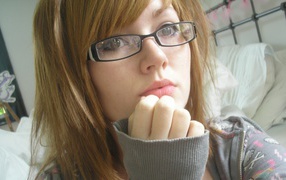 Рыжеволосая девушка в очках