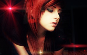 Рыжая девушка в красных лучах