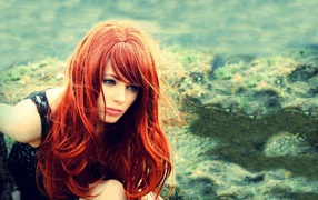 Рыжая девушка на природе