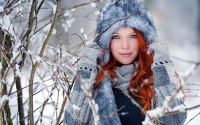 Рыжая девушка с длинными волосами в меховой шапке