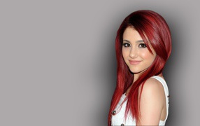 Красноволосая девушка Ариана Гранде