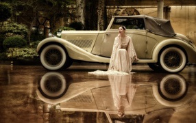 Ретро девушка в белом платье у ретро автомобиля