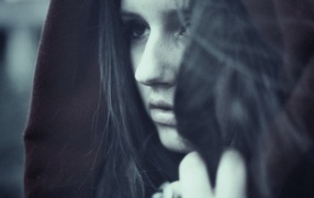 Грустная девушка в капюшоне