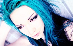 Грустная девушка с голубыми волосами