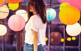 Селена Гомез среди светящихся шаров