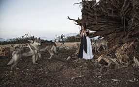 Девушка закрыла лицо в окружении волков