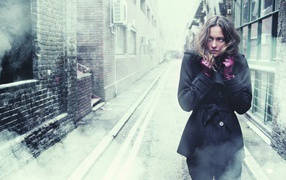 Девушка съежилась от холода