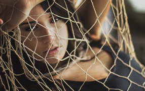 Девушка запуталась в рыбацкой сетке