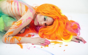 Девушка в красках с оранжевыми волосами