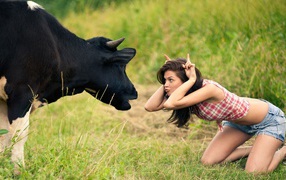 Девушка дразнит корову