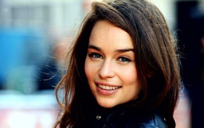 Улыбка девушки брюнетки Эмилии Кларк