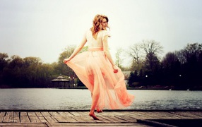Девушка в розовом платье на набережной
