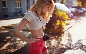 Фотоаппарат на животе блондинки