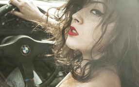 Девушка за рулем БМВ