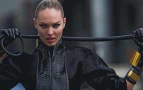 Девушка в форме наездницы, модель Кэндис Свейнпол