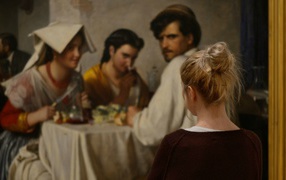 Девушка в картинной галерее