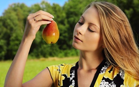 Девушка смотрит на грушу