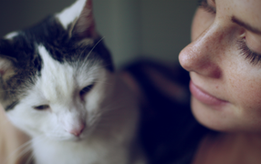 Девушка смотрит на своего кота с любовью