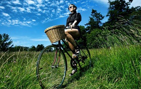 Девушка на велосипеде в поле
