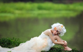 Девушка весна на фоне зелени