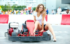 Девушка на картинге