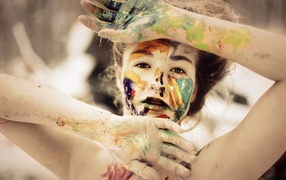 Лицо девушки вымазано краской