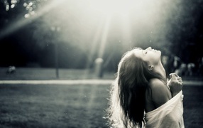 Девушка запрокинула голову