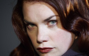 Девушка с каштановыми волосами Рут Уилсон