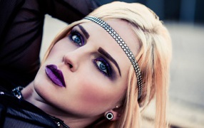 Девушка с фиолетовыми губами