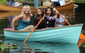 Три девушки в голубой лодке