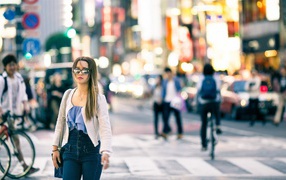 Вьетнамская девушка идет по городу